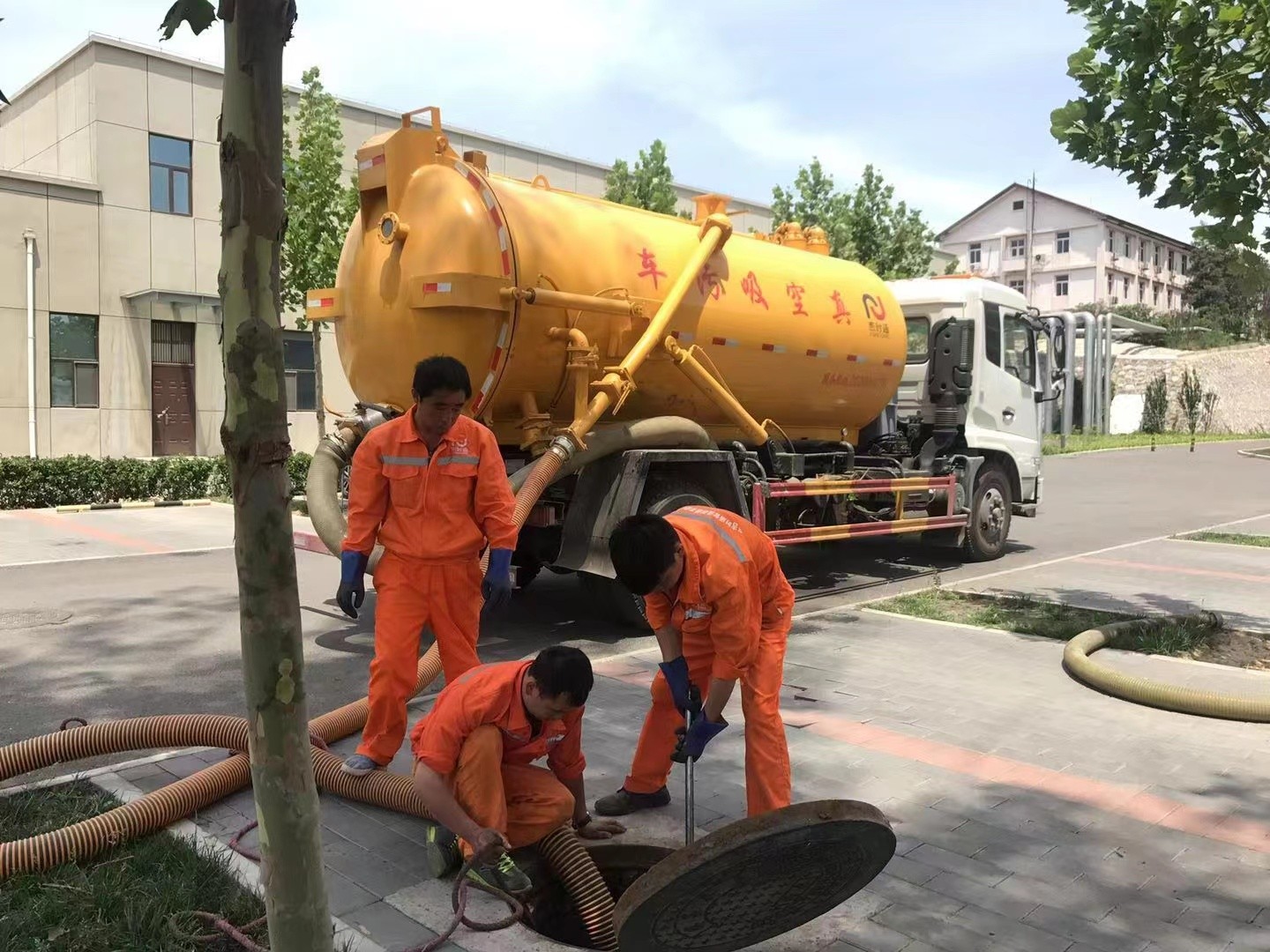 万江管道疏通车停在窨井附近