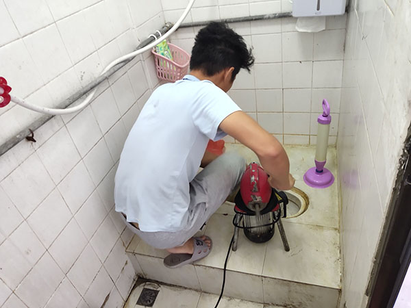 万江管道堵塞冒臭气 专业师傅现场解决问题