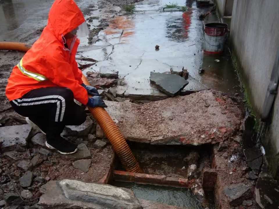 万江专业清理污水池 炜誉市政以规范流程守护城市 “肠道”